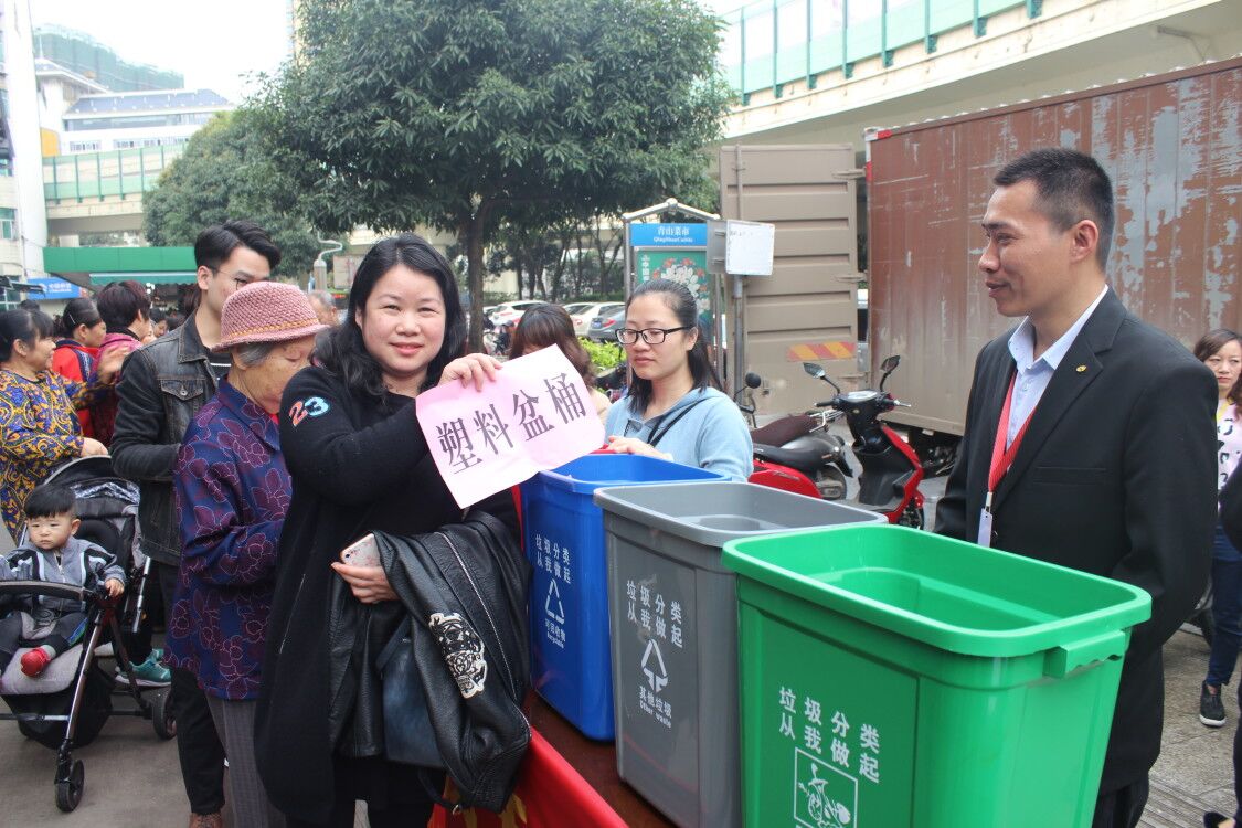 南寧農(nóng)工商集團(tuán)有限責(zé)任公司開展“垃圾分類，我是黨員我先行”主題宣傳活動(dòng)